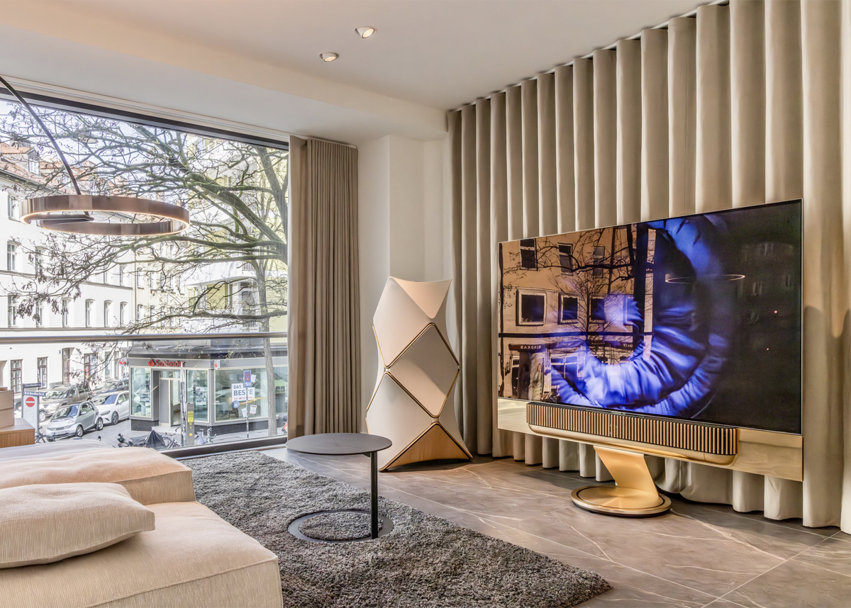 Sofa Extrasoft mit Beistelltisch Tethys von Living Divani und Lautsprecher und Fernseher von Bang und Olufsen im Bang und Olufsen Studio München