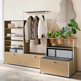 Sengfelder 8-USM-Haller-Regal-Garderobe-Bank-beige-mit-Pflanzen.webp