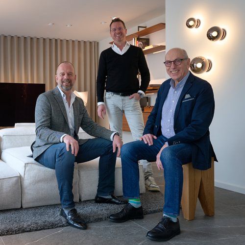 Gebrüder Klöser und Horst Sengfelder sitzen im Bang Olufsen Studio München beisammen