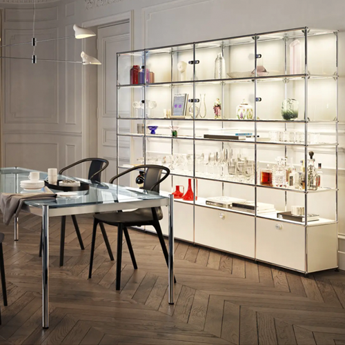 USM Haller Tisch und Regal mit beleuchteter Vitrine in Weiß.