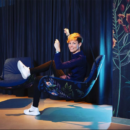 Sabrina Fenzl sitzt in einem Hängesessel Leya von Freifrau