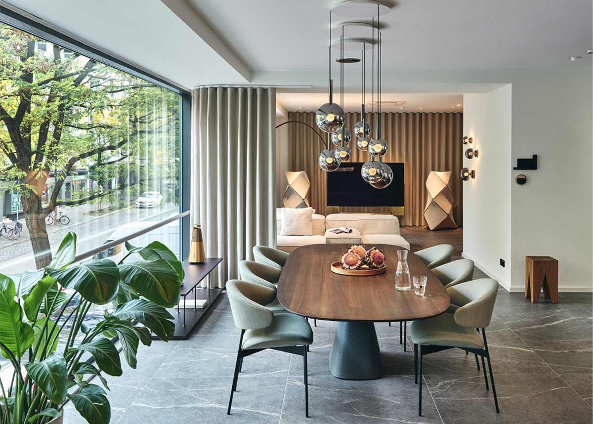 Esstisch Bridge von Studio by Mobimex mit Harri Stühlen von More Möbeln und Pendelleuchten Luna von Occhio