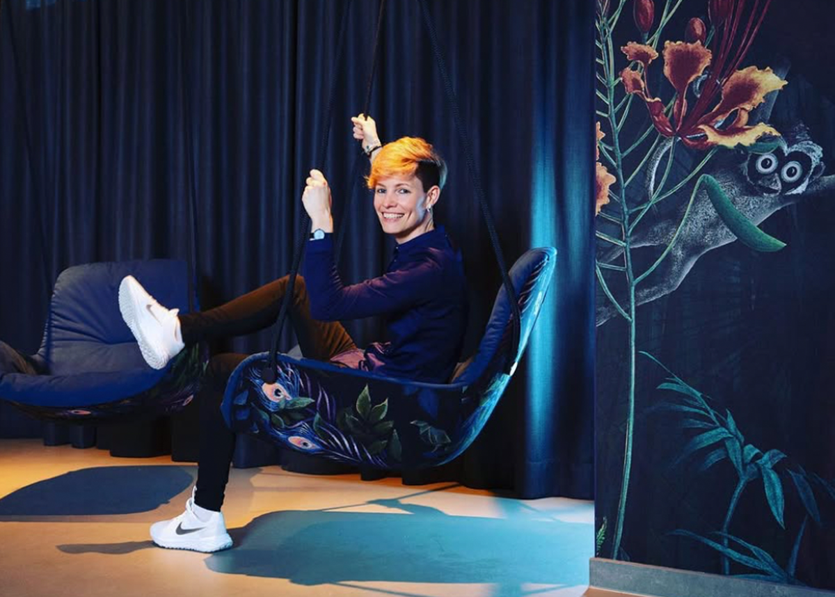 Sabrina Fenzl sitzt im Hängesessel Leya von Freifrau