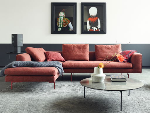 05.02.12_512x384_Karussel_1.5_COR-Mell-Lounge-Sofa-Recamiere-Einzelfüße-Mood.webp