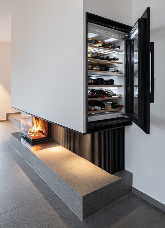 Sengfelder 05.17.04-Sengfelder-Schinharl-Kamin-Weinkühlschrank-Sengfelder-Einrichtung.webp