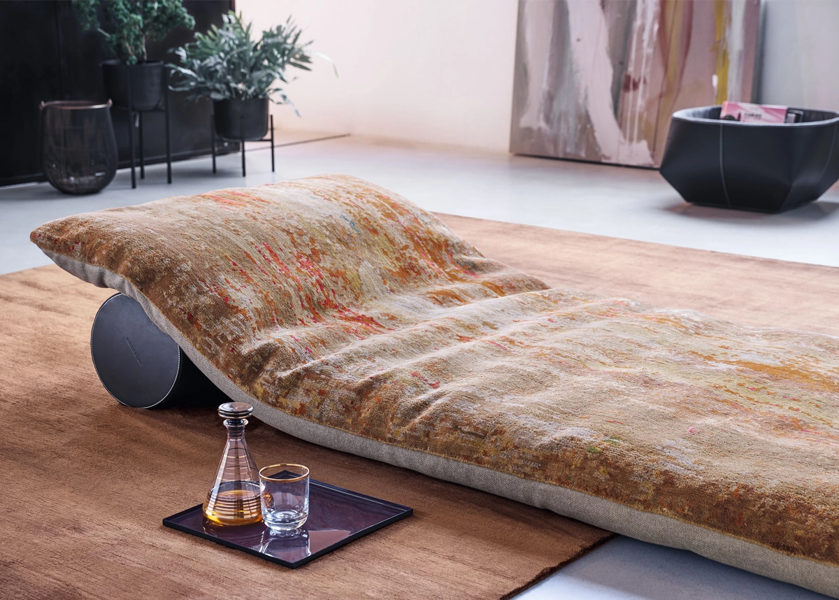 05.01.23_Einzelbild_TB_1200x858_Walter-Knoll-Legends-of-Carpets-Badawi-Pillow-Rolle.webp