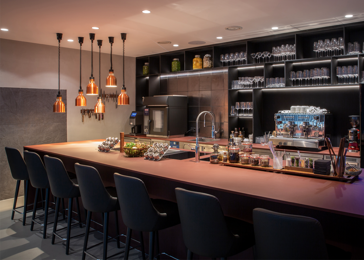 Bar im Restaurant Mind mit Barhockern von Sengfelder