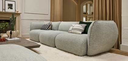 04.08.12_420x200_Freifrau-Mia-modulares-Sofa-Mood-Postamt.webp
