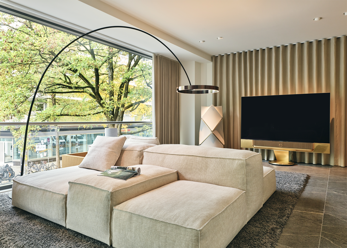 Sofa Extrasoft von Living Divani mit Stehleuchte Mito Largo von Occhio im Bang und Olufsen Studio München