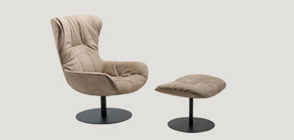 04.08.02_420x200_Freifrau-Leya-Wingback-Chair-Hocker-Sessel.webp