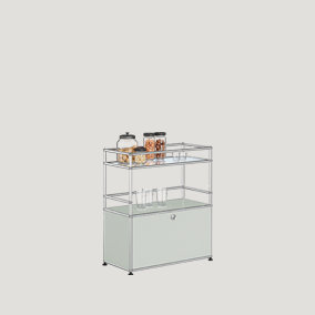 Sengfelder 13-USM-Haller-Bar-reinweiß-mit-reling-mit-glaseinsatz.webp
