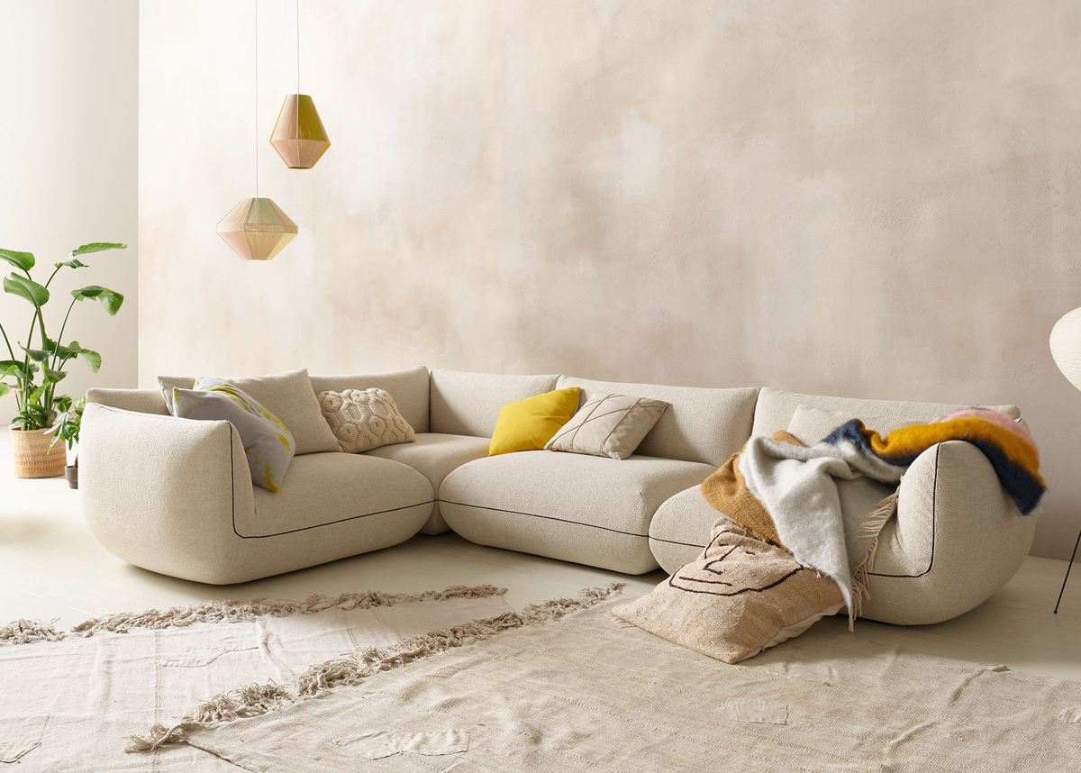 05.02.14_1200x858_Abschlussbild_COR-Jalis-21-Sofa-Mood.webp